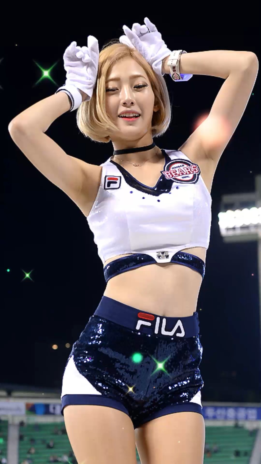 斗山熊队的啦啦队队长徐贤淑其特有的金发短发深受男性的欢迎