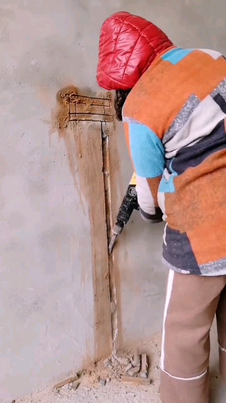 女汉子开打线槽,速度杠杠滴!