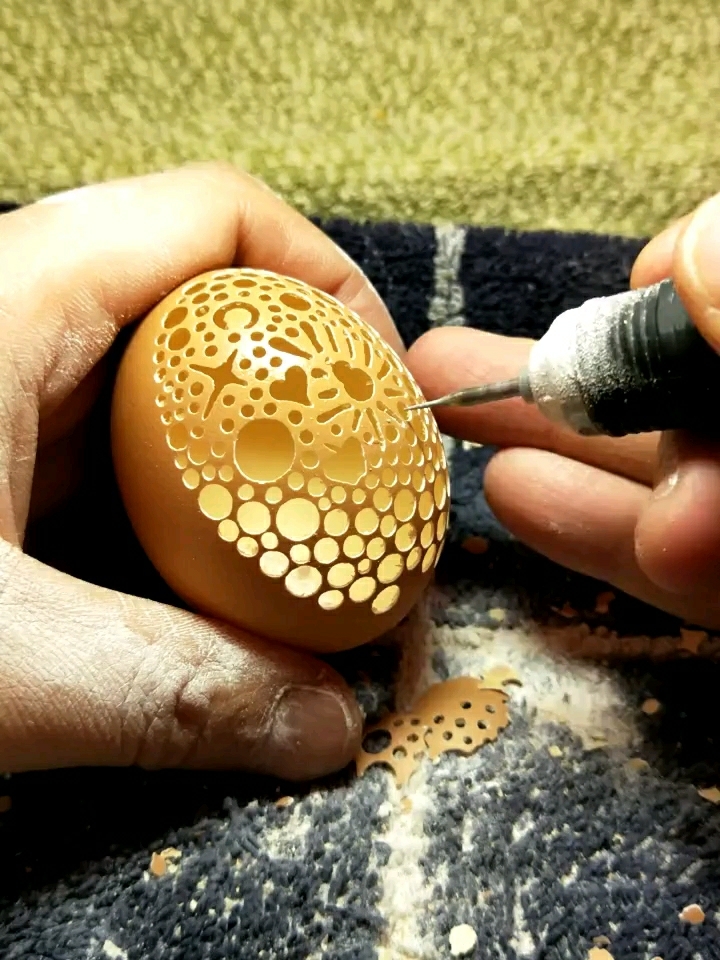 鸡蛋壳镂空雕刻5000个