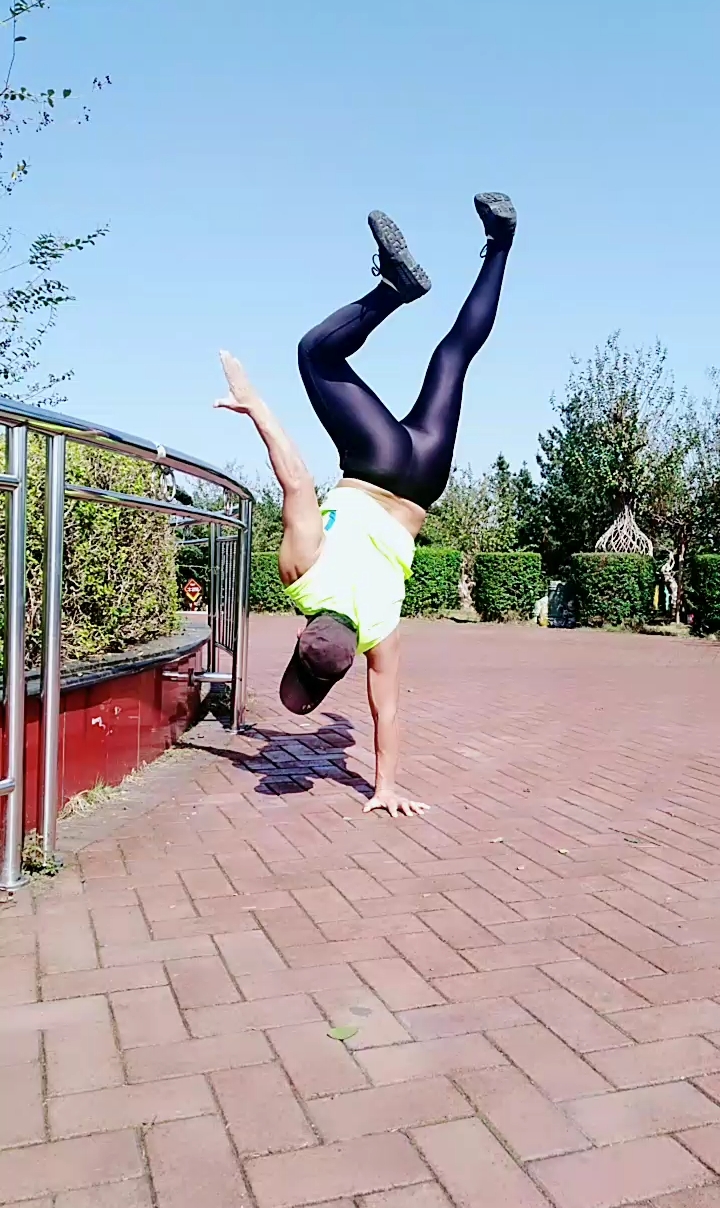 健身宁教练传递健身正能量#单手倒立练习