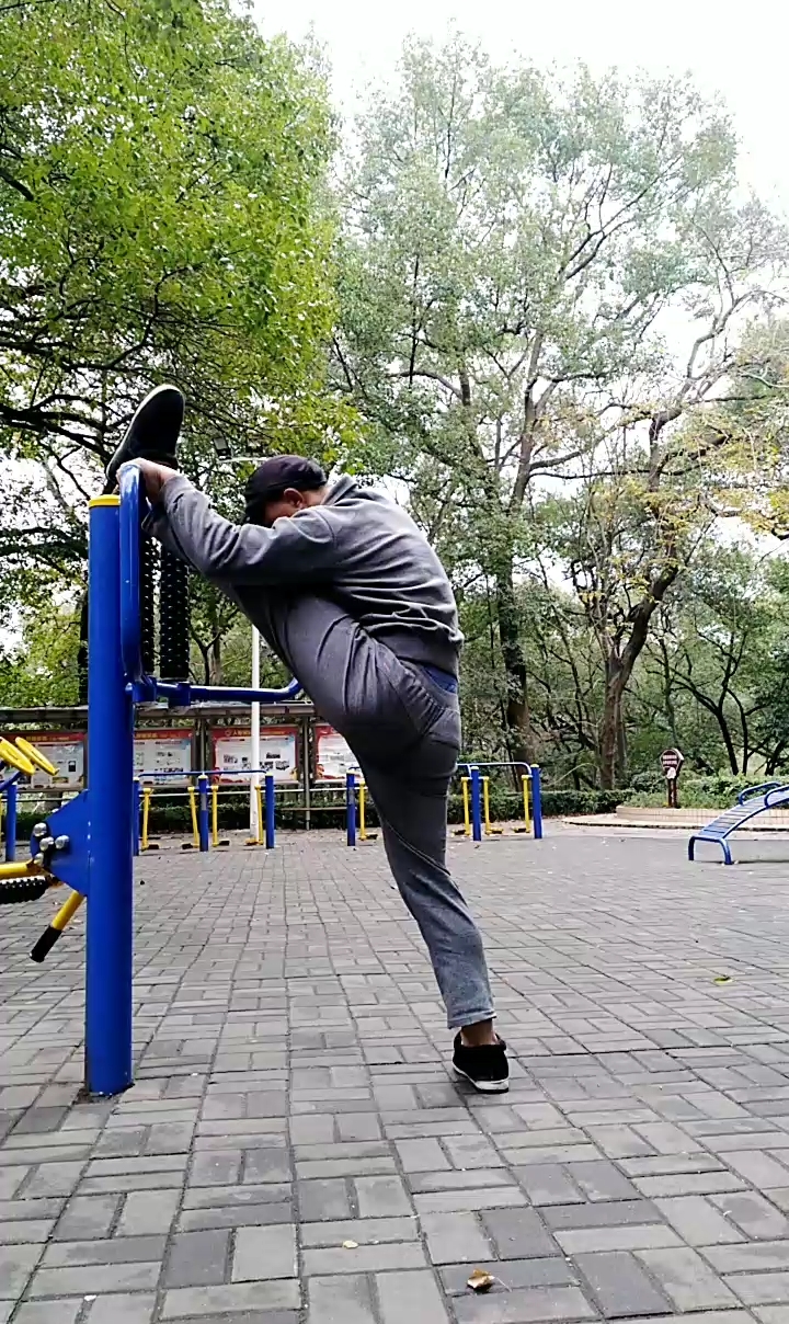 健身宁教练传递健身正能量#压腿练习