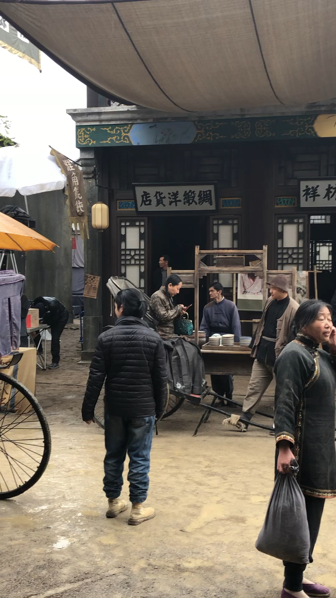 这就是群众演员在拍戏现场的生活.