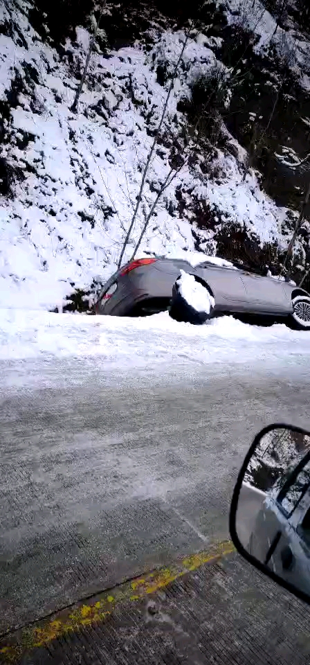 山区大雪路滑,开车的小心