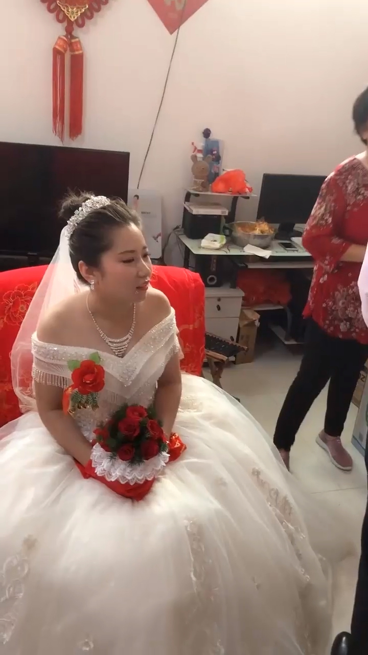农村婚礼,新娘的父母给女婿准备改口费,新娘望眼欲穿