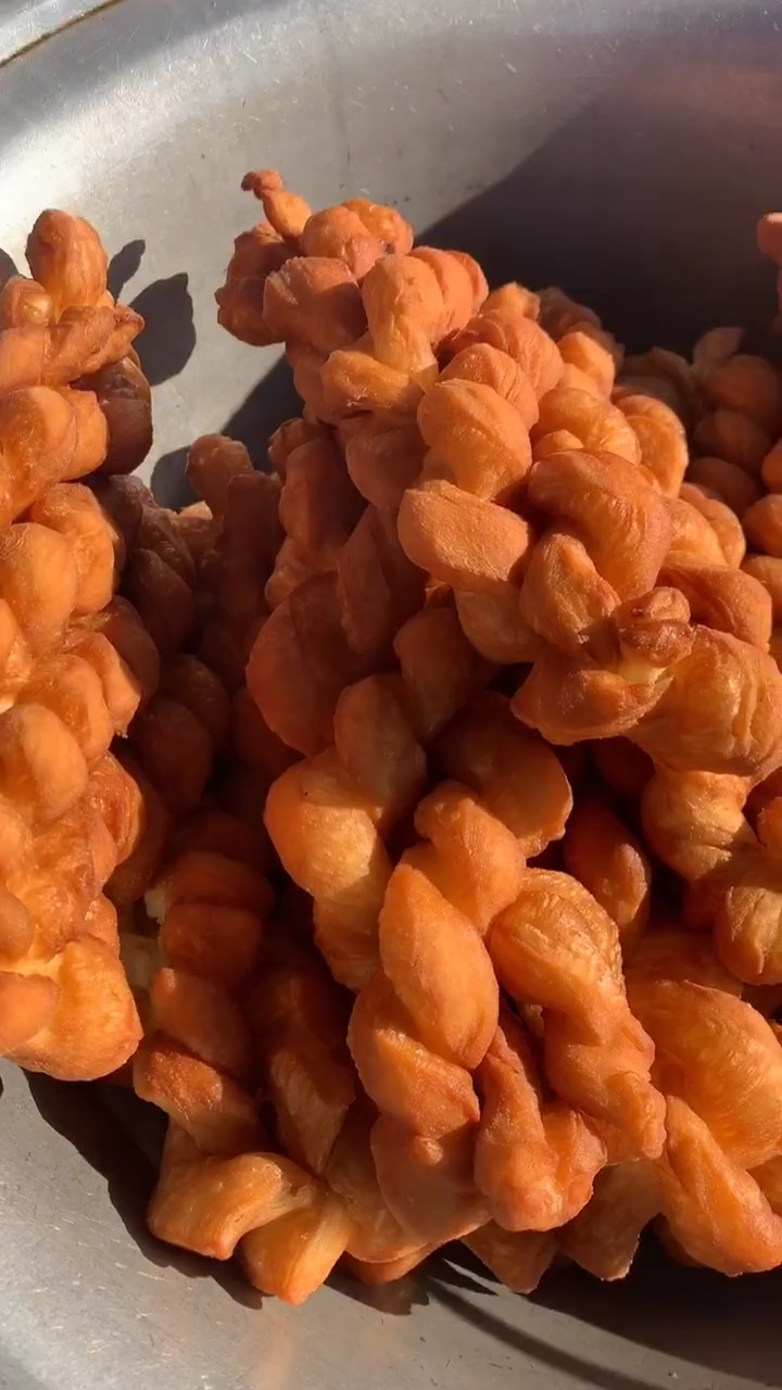 东北老式大麻花,看着就好吃!关注我关注全民小视频!