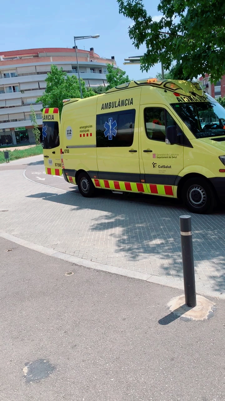 西班牙的老爷爷突然感觉头晕,可能是血压高了,救护车马上赶来把他拉到