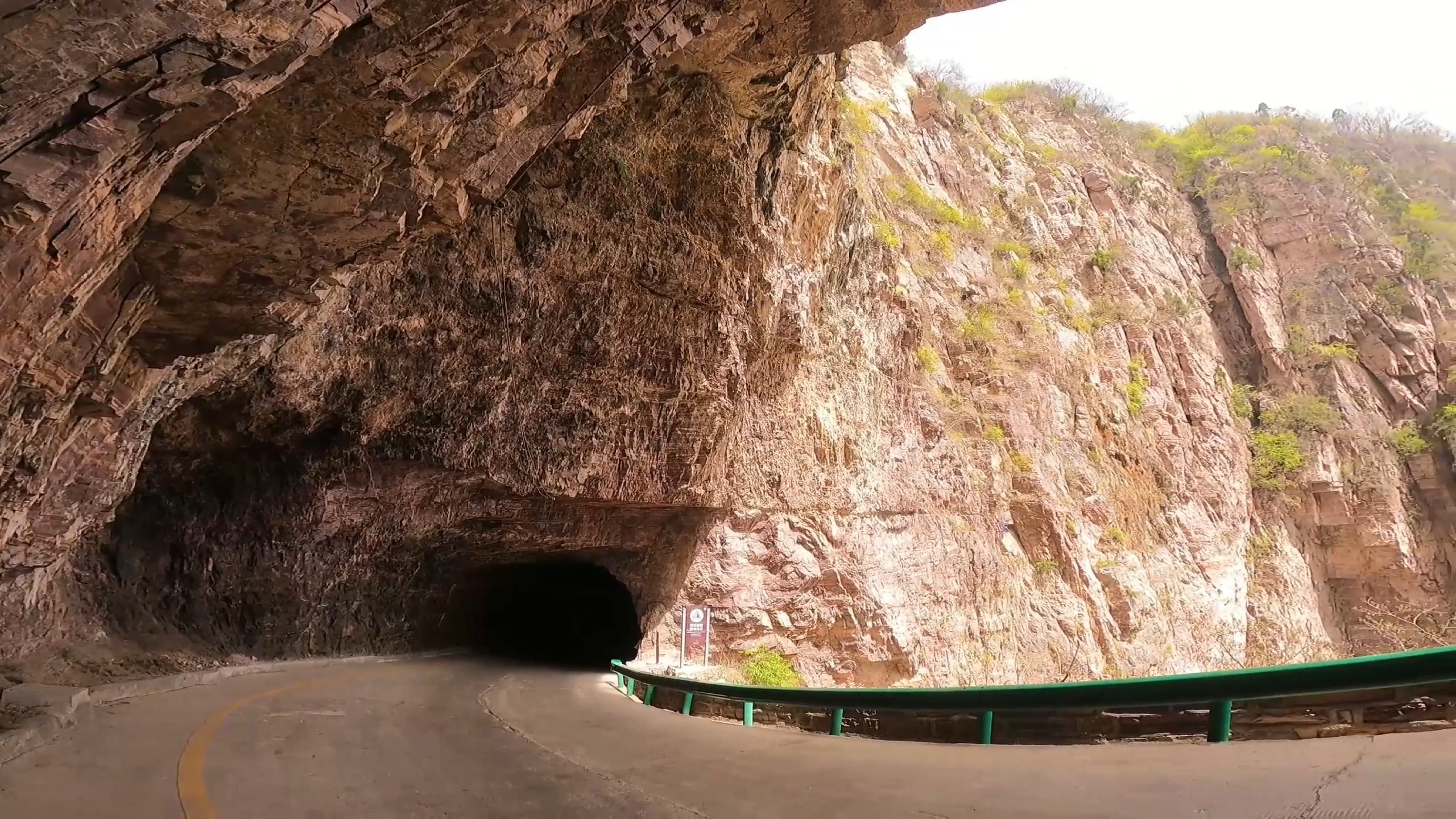 自驾游#新乡回龙挂壁公路,早上8点之前和下午6点之后可以自驾穿越.