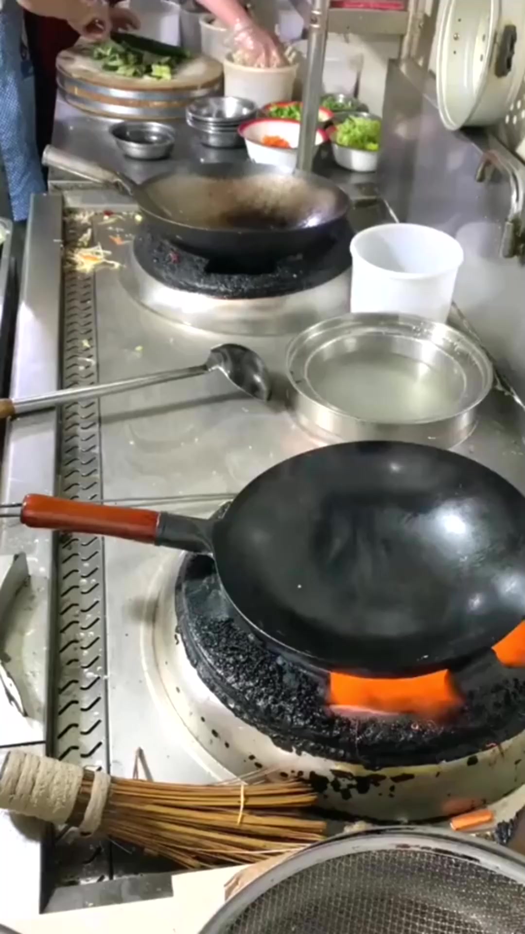 是准备把手往油锅里炸一下吗?