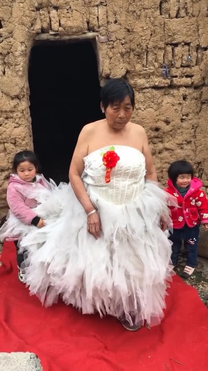 老年人穿婚纱真的很难看