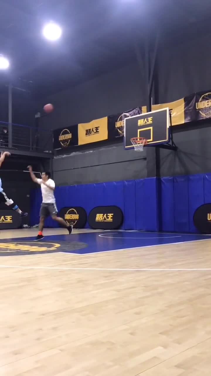 路人王篮球上海站柳杨杰aka打铁精彩集锦建议带上听球场美妙的摩擦
