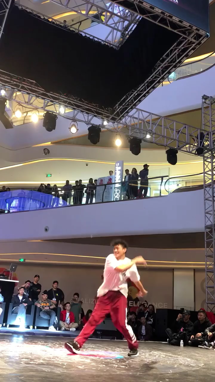 街舞r16成都赛区来自老挝?星空间的队员gumbull!炸爆全场!