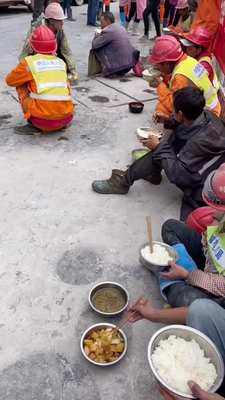 在工地上没凳子都是坐地上吃饭才吃的香看他们吃的津津有味
