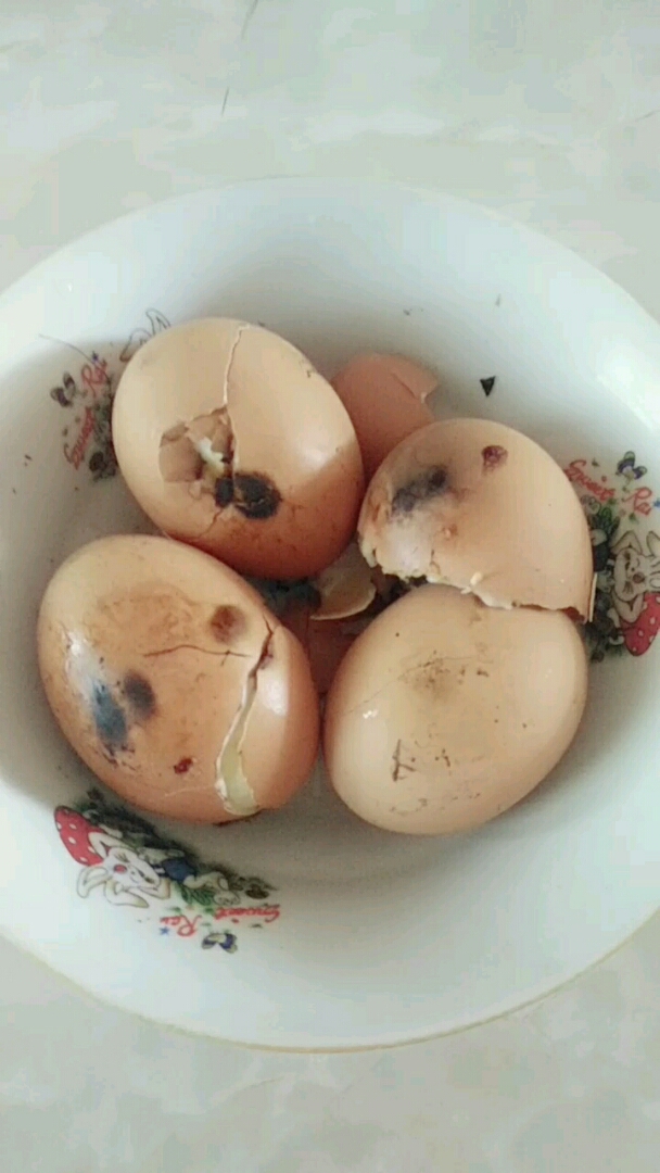 给自己煮的生日蛋煮成这个样子是不是很有才,锅糊了,鸡蛋爆炸了
