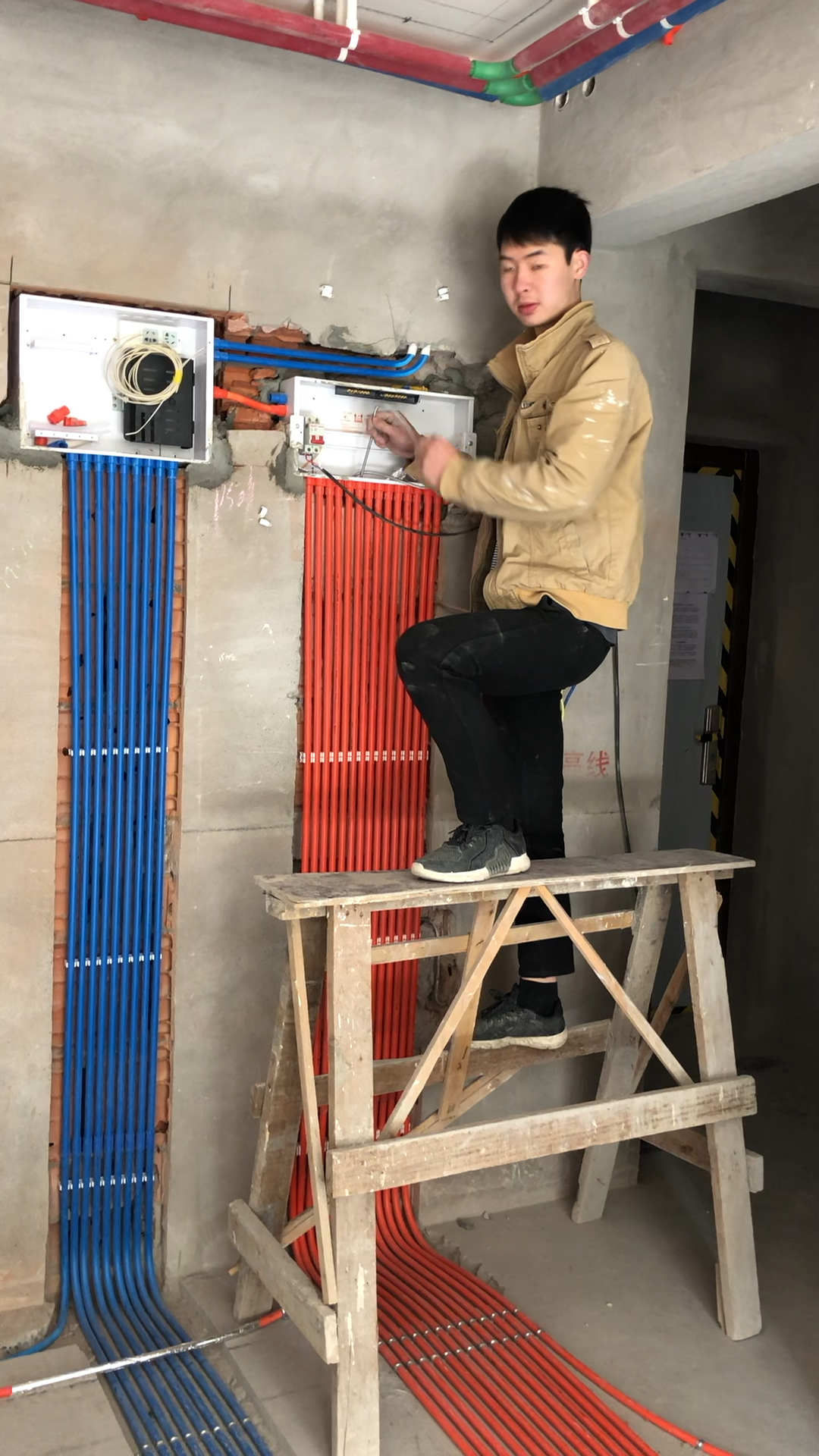 主卧空调线轻松穿线25米大家可以看看这样以后维修简单.