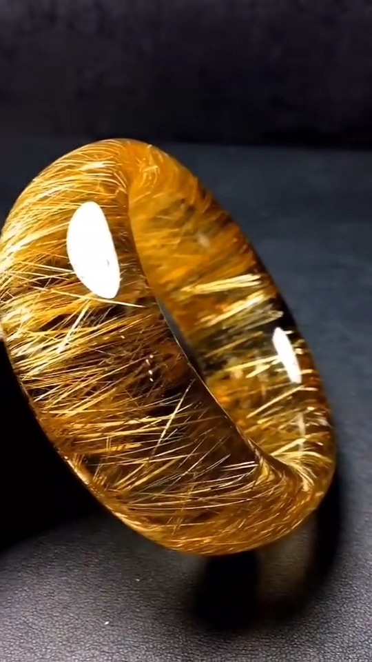 满满都是金发丝的水晶手镯,非常通透,而且很好看