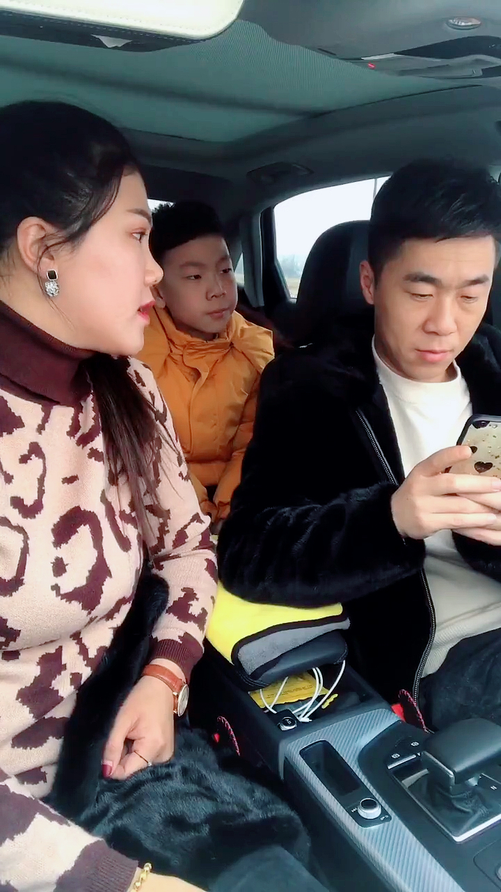 搞笑萌娃#老婆发现老公有暧昧对象儿子打电话骂她结果发现是姥姥