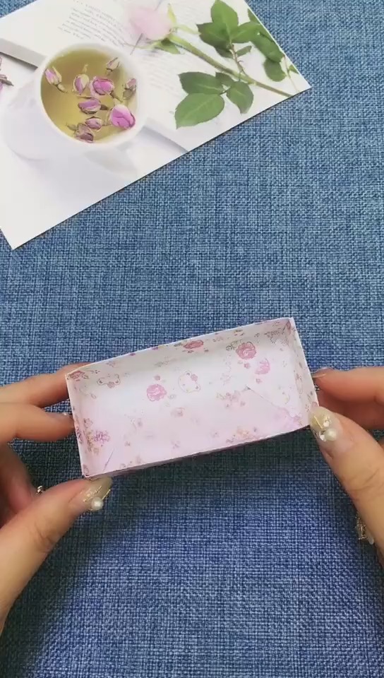 一张正方形的纸就可以折一个好看的笔盒