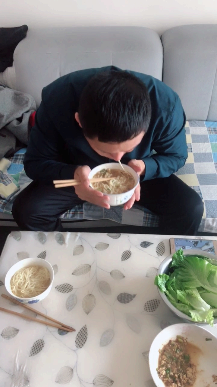 这一天天忙的碗端起来刚喝口汤电话又响了