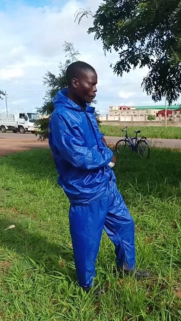 见识一下非洲人是怎样给手机充电的.