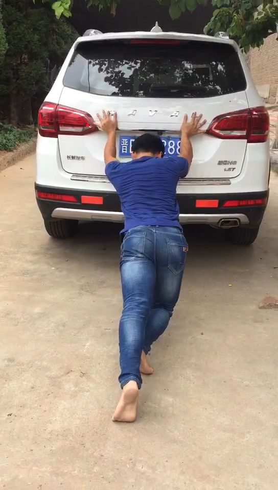 全民独门绝技咖#徒手推小汽车