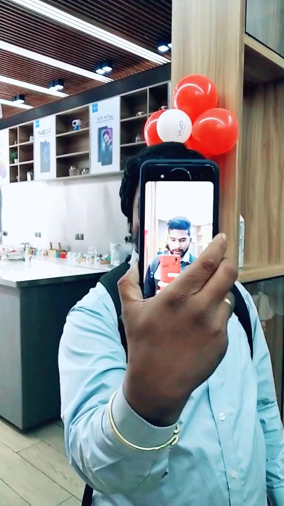 印度小哥展示中国手机