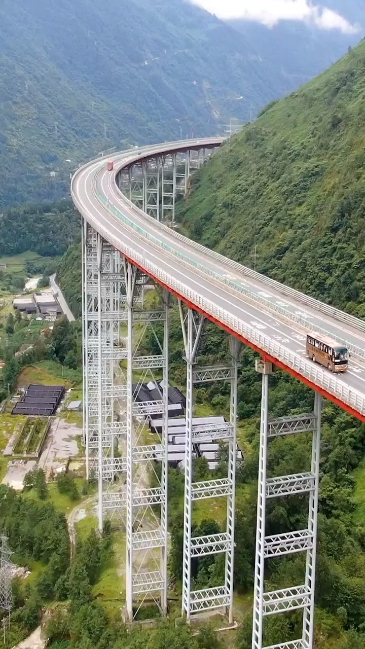 四川雅西高速干海子大桥创下四项世界第一