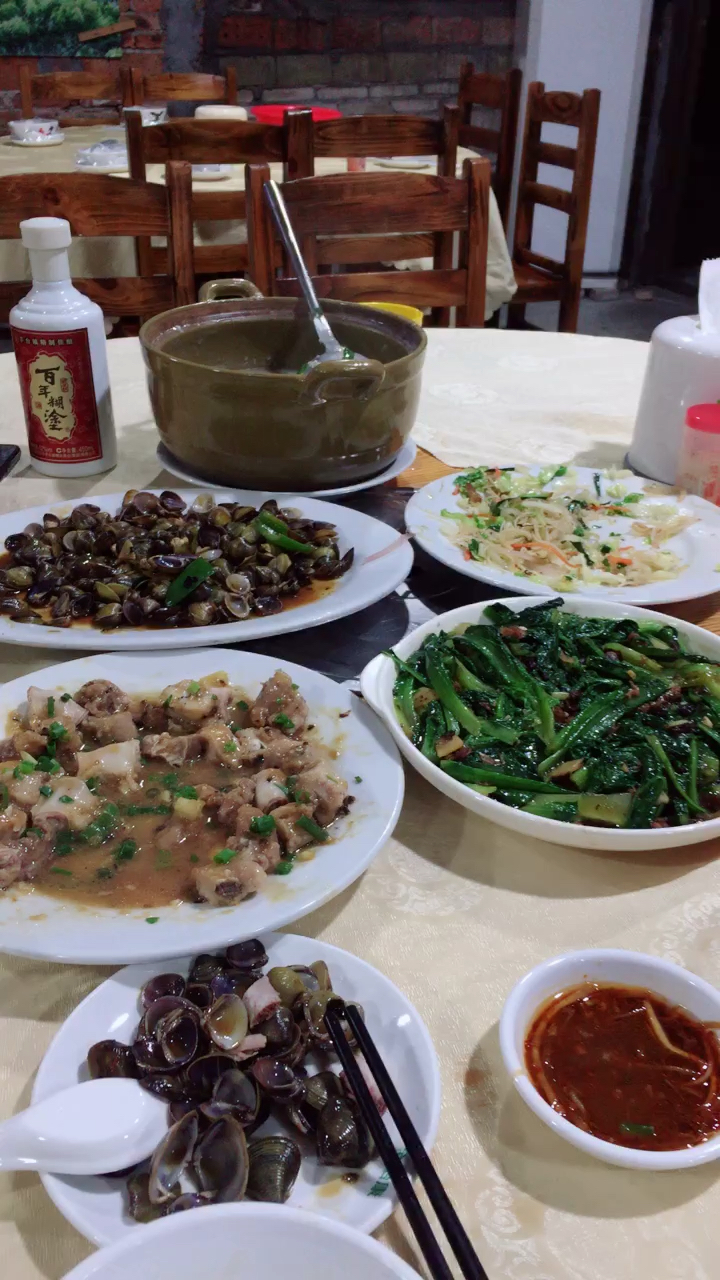 正宗广东大排档的气氛就是如此,人声鼎沸