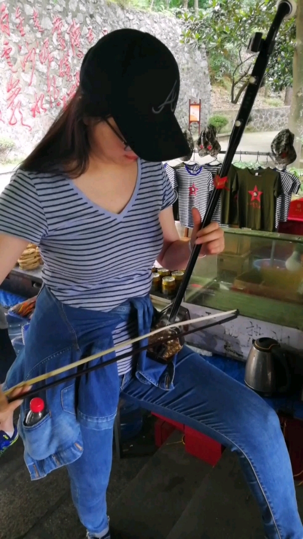美女拉二胡!