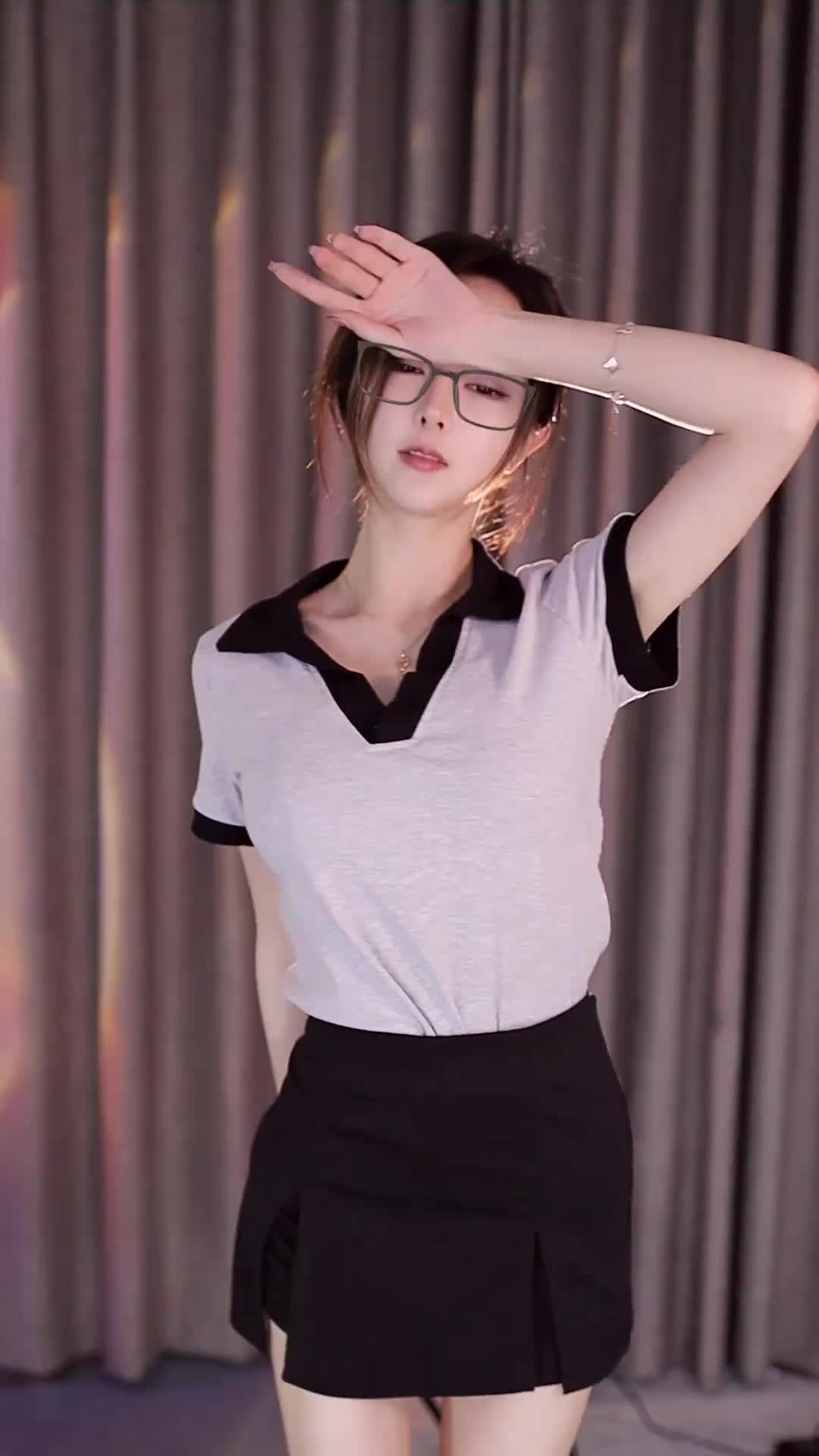 舞蹈当微胖大胸女生试跳热舞.