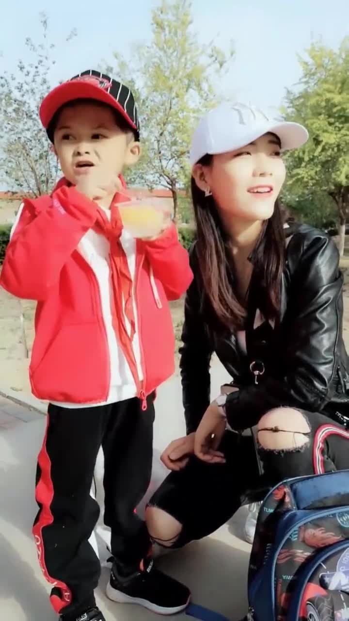 保姆请小马云吃果冻,小马云好开心!