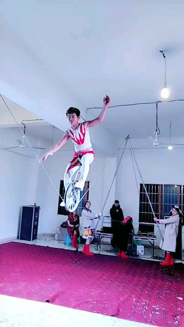 微型惊险杂技 钢絲上骑单车>!