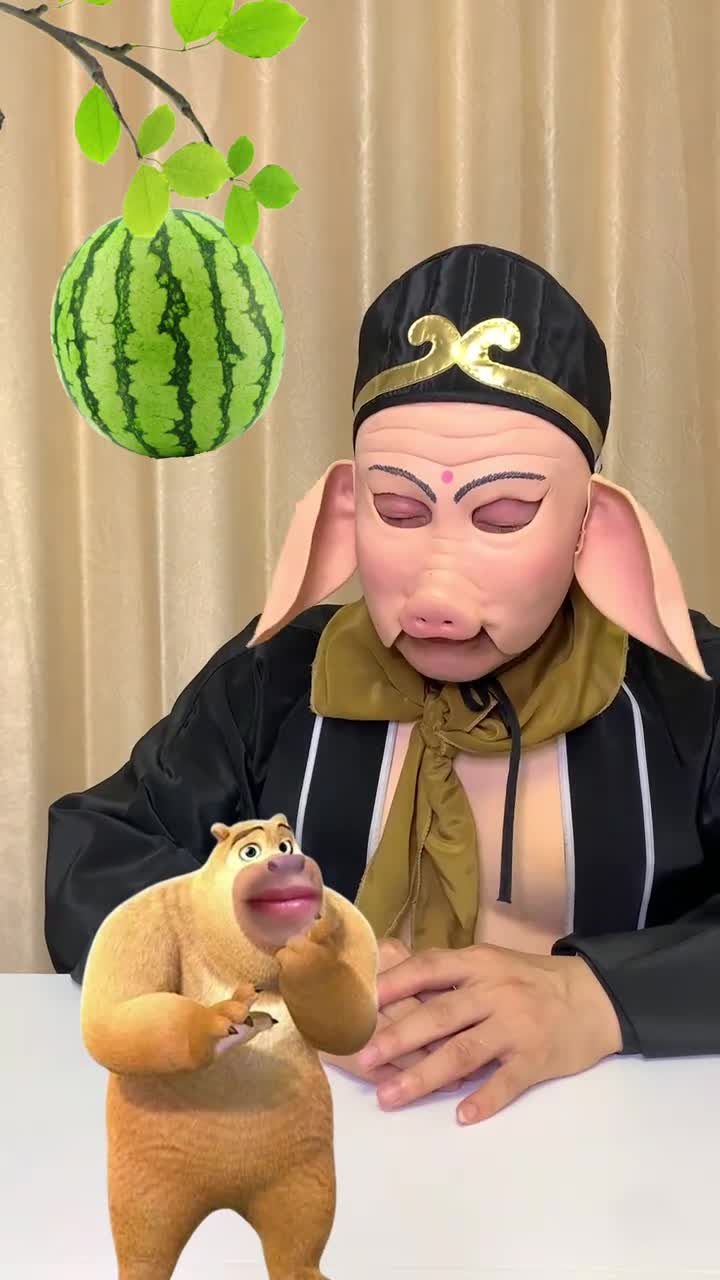 猪八戒#猪八戒摘西瓜,不给熊二吃.