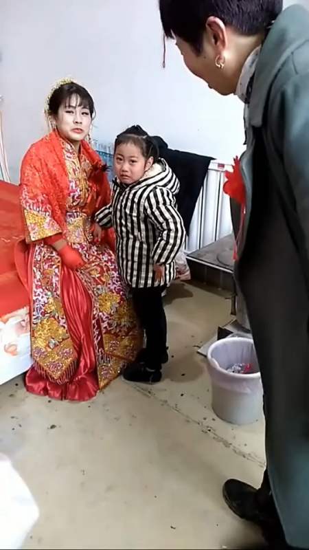 带着孩子出嫁的新娘,孩子小一直,不知道在想什么,既