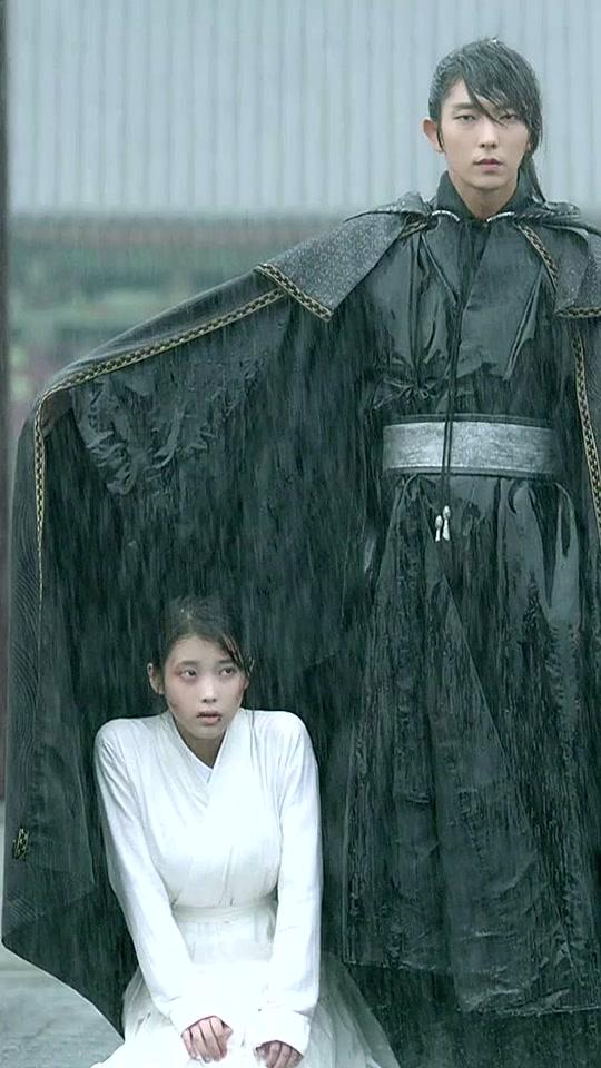 当所有王子都不敢上前时,唯有你上前帮她挡住了雨  #iu#步步惊心丽