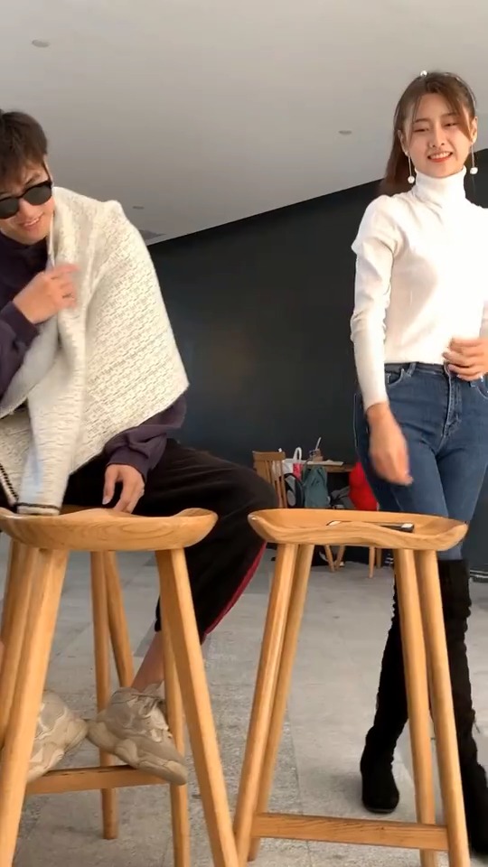 晒晒我家的春天#当众扯衣服路人惊呆了01-全民小视频