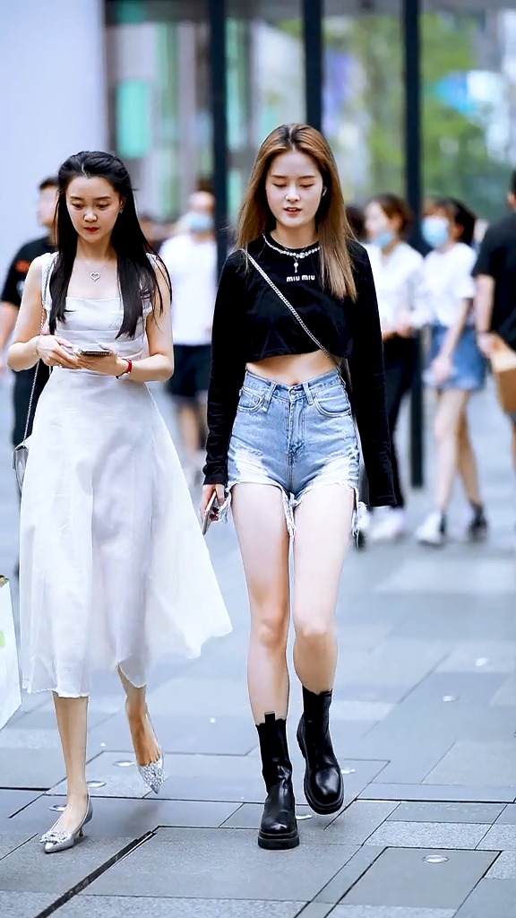 街拍美女#夏天穿得就要清凉,如此清凉一夏,你心动了吗?