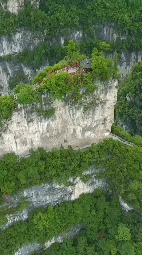 贵州大山发现一座薄如刀片的山峰,200多年前竟然有人在上面建寺庙贵州