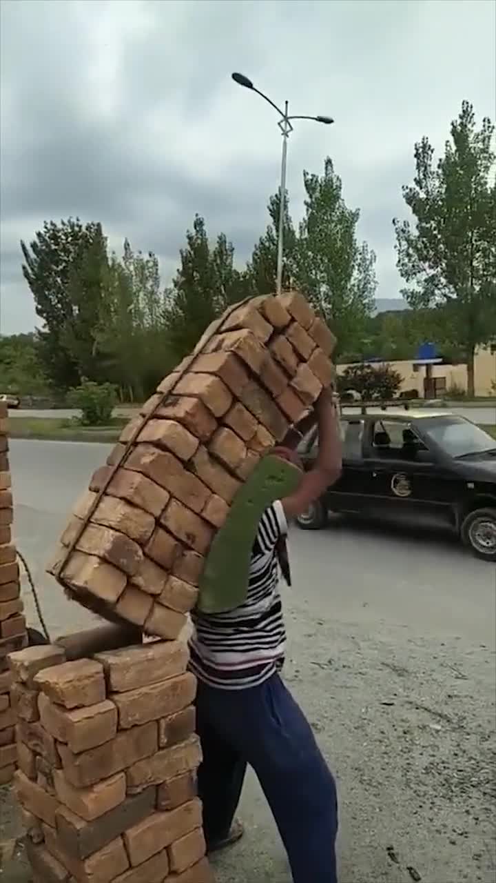 印度工地的背砖工,一次背上百块砖,一天下来腰能受的了吗