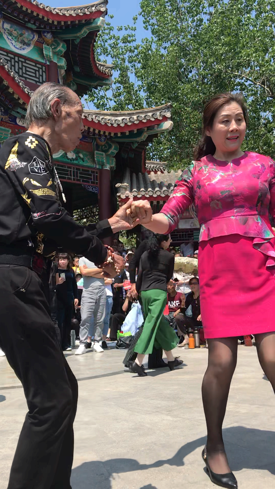 舞动一夏#80岁网红张大爷教粉丝跳舞