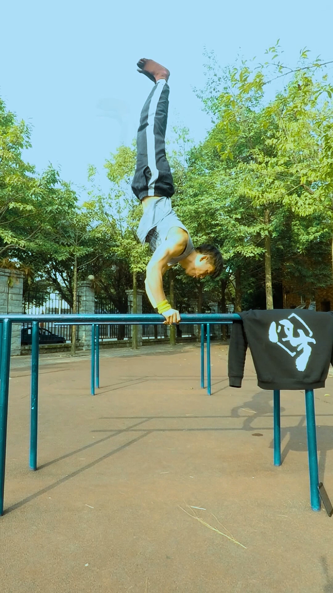 全民独门绝技咖#双杠倒立是什么水平?