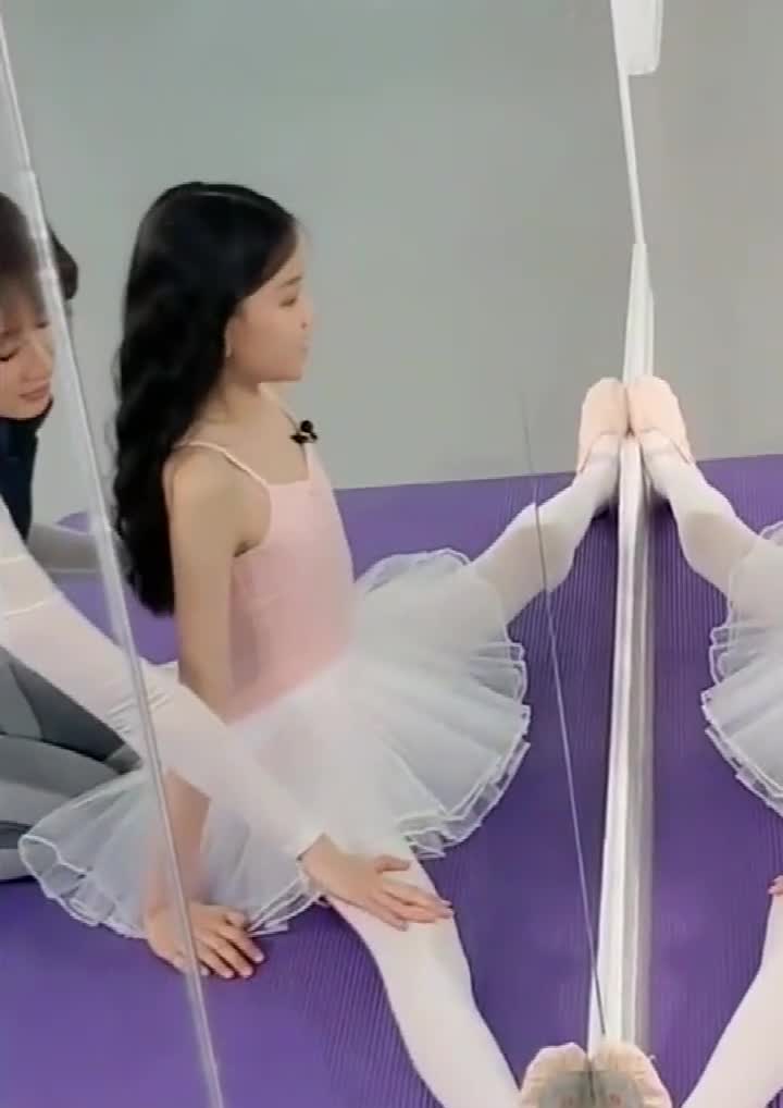 童模宋小睿练习一字马,才做到这个程度就觉得很努力,太夸张了吧