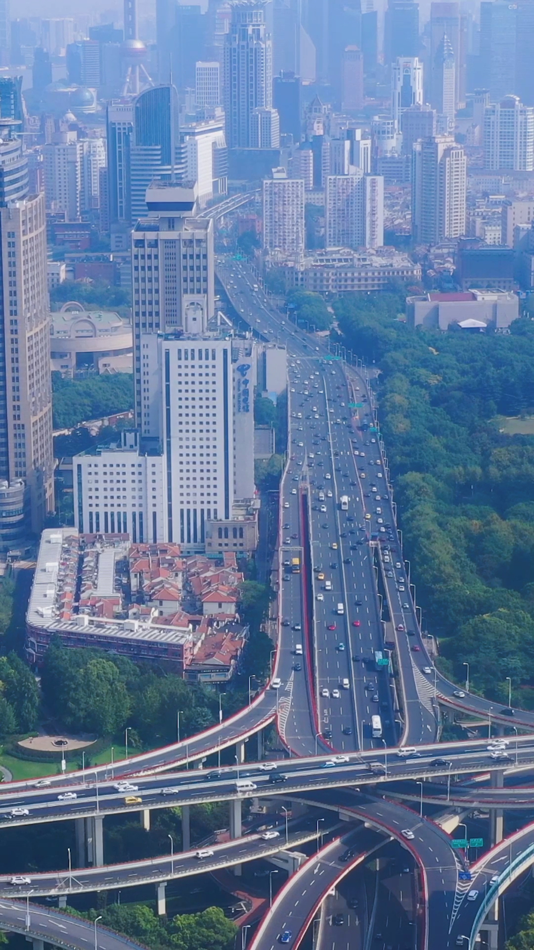 街拍#航拍上海延安东路高架,如巨龙在高楼大厦间盘旋.