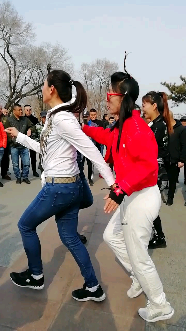 美女们的斗鸡舞,跳的好看