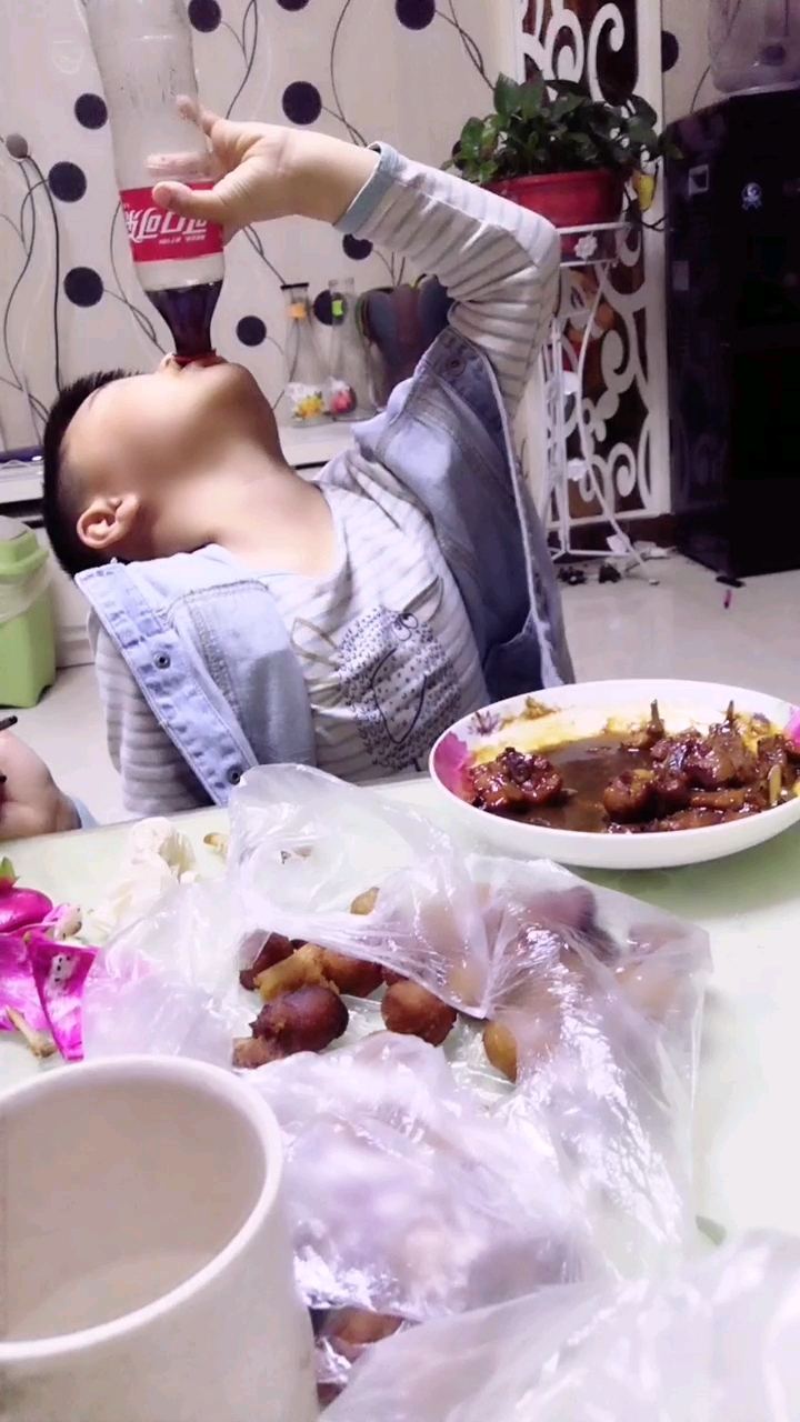 这个小孩暴饮暴食咋办啊