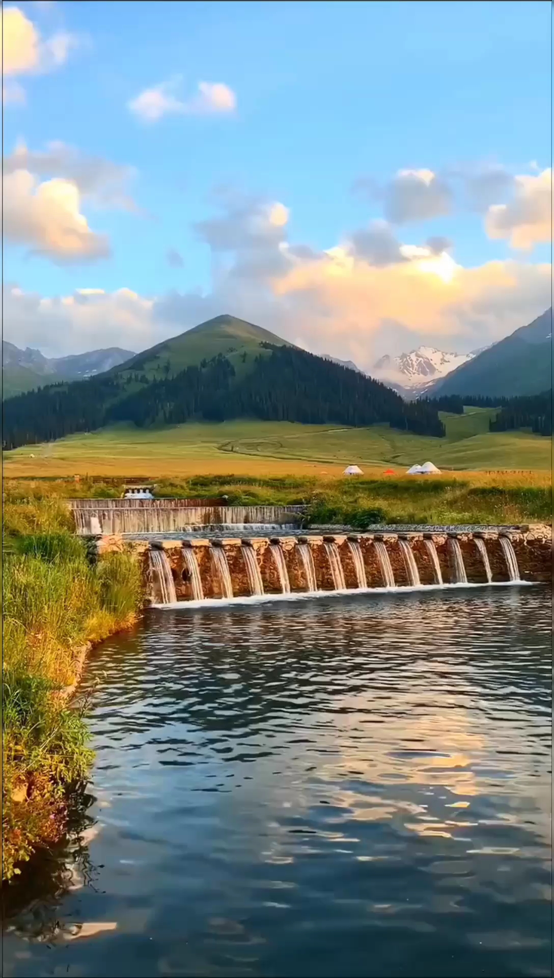 夏日旅行目的地#夕阳下的那拉提空中草原