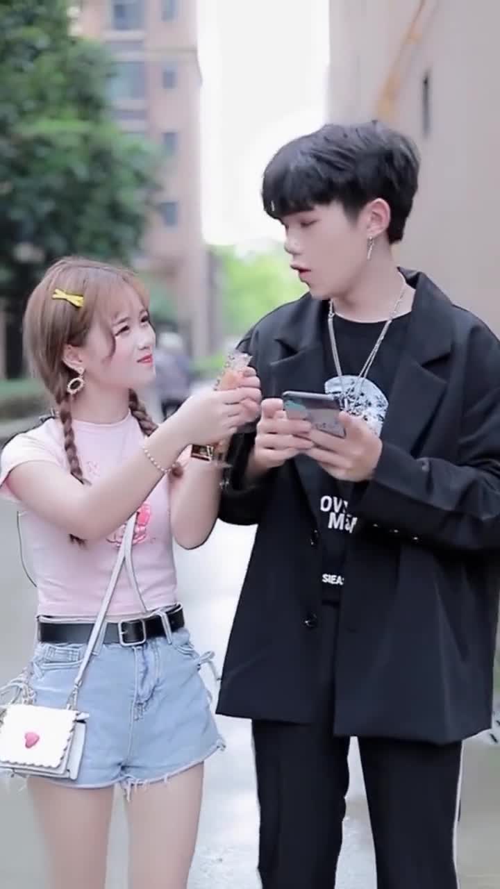 女孩街头偶遇前男友,前男友用辣条与女友接吻,结局尴尬了!