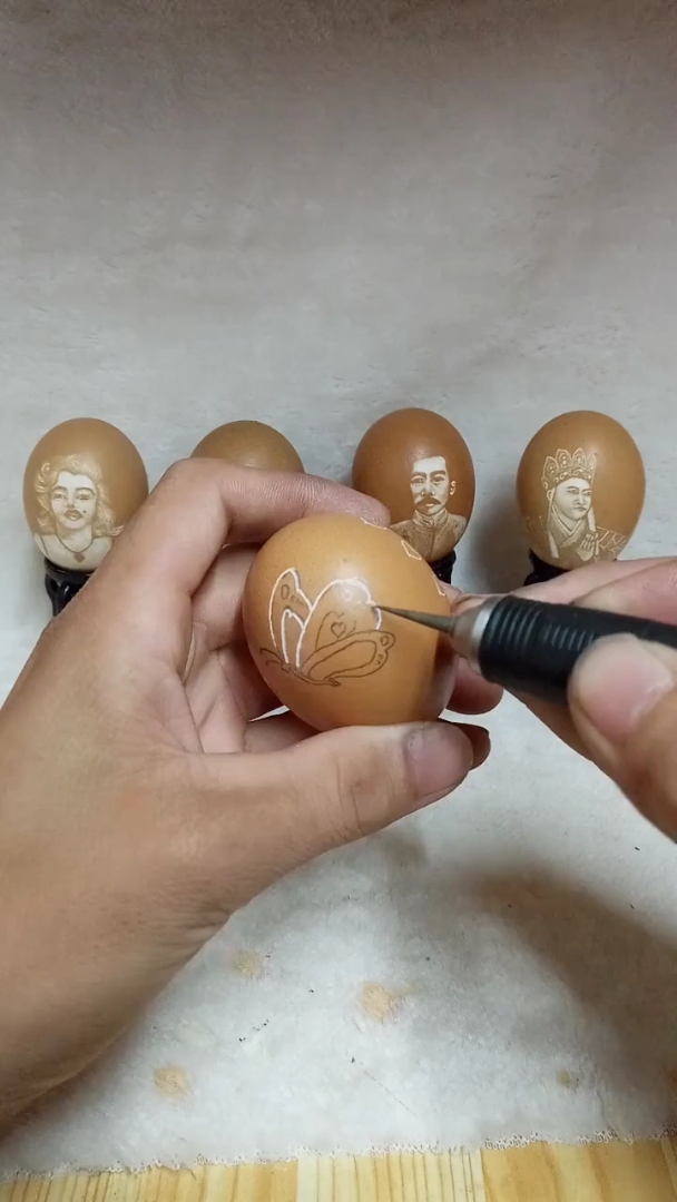 鸡蛋壳雕刻美女