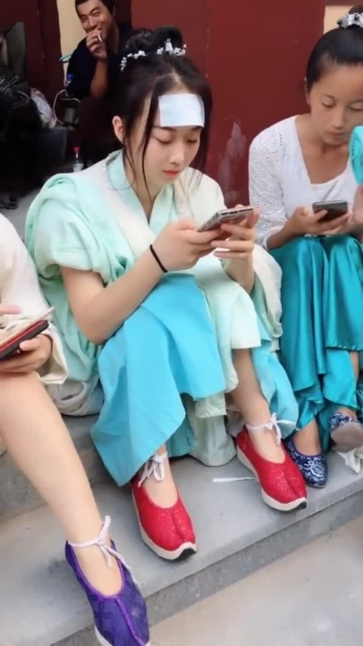 实拍拍戏现场,夏天群演们在门外乘凉,最后一位才是大佬!