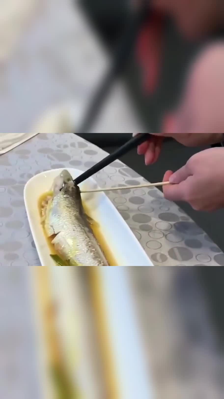 服务员要给我挑鱼刺,接下来这一幕把我看愣了,这手法相当完美!