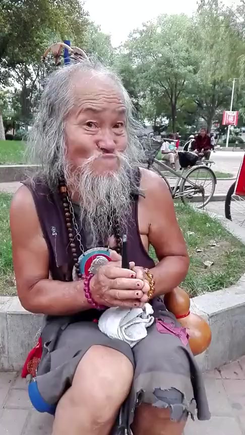 搞笑段子#腰悬葫芦似济公,举止又像周伯通,大爷,你太搞笑了